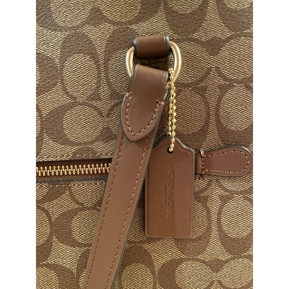 Coach Gallery Tote in Signature Canvas - Picture 5 of 6